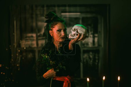 Téléchargez les photos : Portrait d'une jolie femme Halloween avec crâne. - en image libre de droit