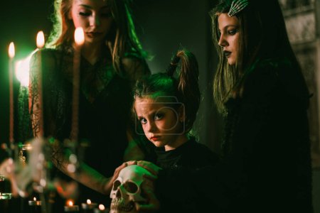 Foto de Tres amigas jóvenes se visten con disfraces creativos de carnaval listas para la fiesta de Halloween. - Imagen libre de derechos