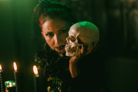 Foto de Retrato de una atractiva mujer de Halloween con el cráneo listo para el Día de los Muertos. - Imagen libre de derechos