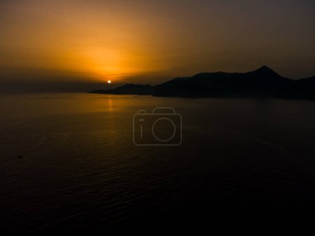 Téléchargez les photos : Vue aérienne du littoral sauvage de la mer Ionienne au coucher du soleil. - en image libre de droit