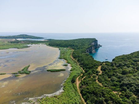 Luftaufnahme des Flusses Acheron, des Sees und des Ionischen Meeres im Epirus, Griechenland.