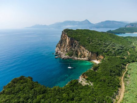 Foto de Vista aérea de la costa del mar. Hermoso paisaje marino natural en la hora de verano. Vista de la costa de Ionin Grecia. - Imagen libre de derechos