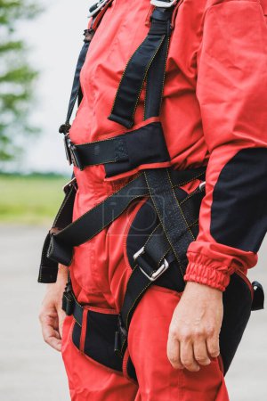 Foto de Primer plano de un traje de paracaidista con cinturones abrochados mientras se prepara para saltar en tándem, embalaje y equipo de control. - Imagen libre de derechos