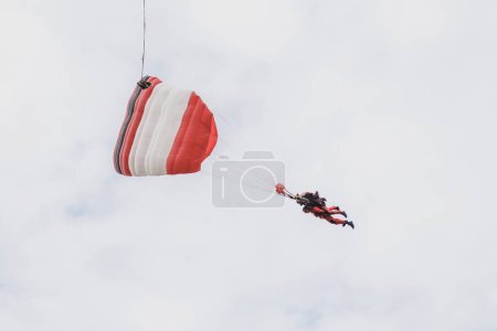 Téléchargez les photos : Un saut en tandem. L'homme avec l'instructeur dans le vol. - en image libre de droit