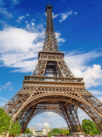 Téléchargez les photos : Incroyable Tour Eiffel par une journée ensoleillée Paris - en image libre de droit