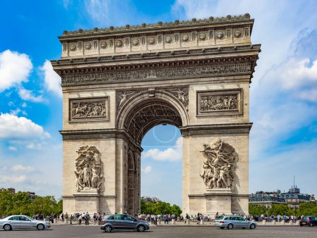 Téléchargez les photos : Le trafic parisien et l'Arc de Triomphe - en image libre de droit