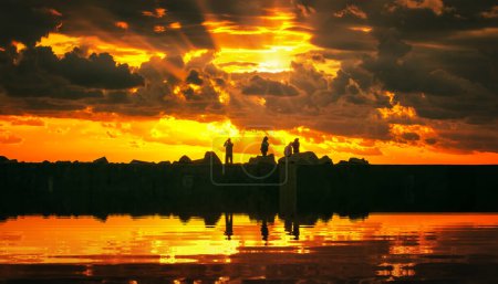 Téléchargez les photos : Beautiful sunset over lake, golden reflect in the water - en image libre de droit