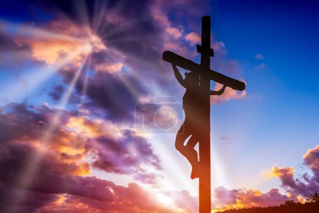 Téléchargez les photos : Jésus Christ crucifix croix sur le ciel concept religion catholique - en image libre de droit