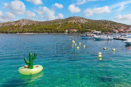 Téléchargez les photos : Paysage incroyable avec mer Adriatique propre en Croatie - en image libre de droit