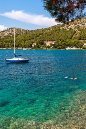Téléchargez les photos : Voilier dans une magnifique baie Adriatique Croatie - en image libre de droit