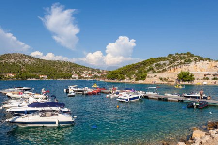 Téléchargez les photos : Paysage balnéaire bleu ensoleillé en Croatie - en image libre de droit