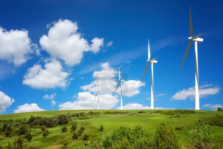 Téléchargez les photos : Colline verte avec éoliennes produisant de l'électricité - en image libre de droit