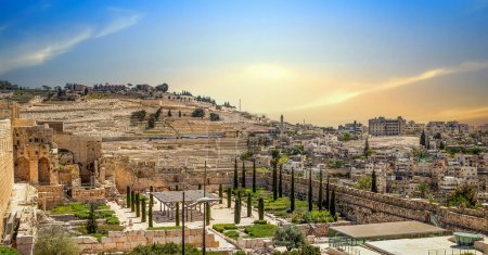 Foto de Jerusalén vieja y nueva en los colores dorados del sol poniente - Imagen libre de derechos