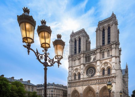 Foto de Vista frontal de Notre-Dame de Paris Francia - Imagen libre de derechos