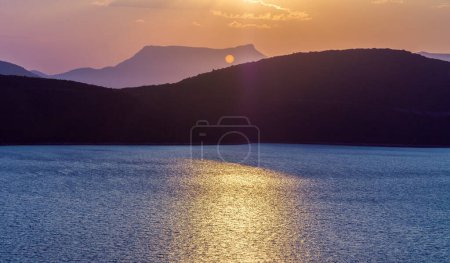 Foto de Puesta de sol mística sobre la bahía del mar Adriático - Imagen libre de derechos