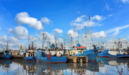 Foto de Barcos pesqueros en el puerto pesquero y cielo nublado - Imagen libre de derechos