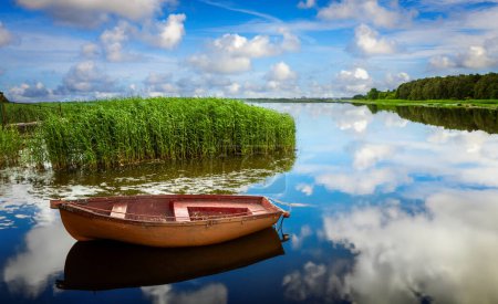 Foto de Barco viejo en el lago con hermosos reflejos - Imagen libre de derechos