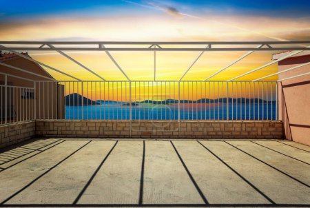 Téléchargez les photos : Terrasse ensoleillée donnant sur les îles Adriatiques au coucher du soleil - en image libre de droit