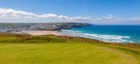 Foto de Campo de golf con vistas a la costa y el mar Reino Unido - Imagen libre de derechos
