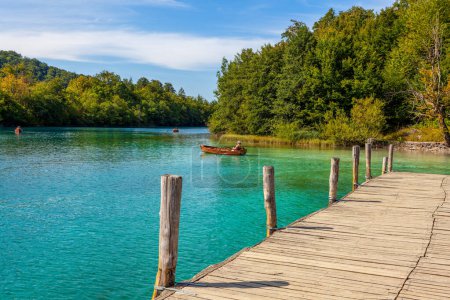 Téléchargez les photos : Navigation sur les magnifiques lacs de Plitvice - en image libre de droit
