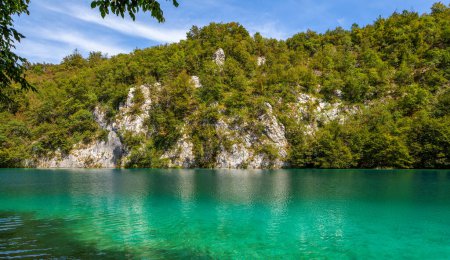 Téléchargez les photos : Lac turquoise dans le parc national des lacs de Plitvice - en image libre de droit