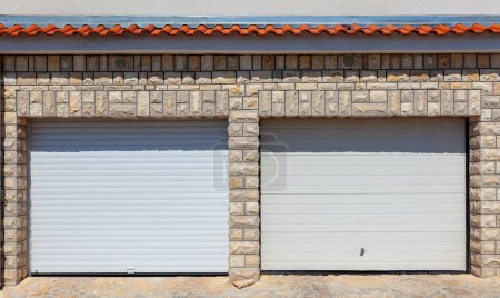 Téléchargez les photos : Garage double dans une maison au bord de la route - en image libre de droit