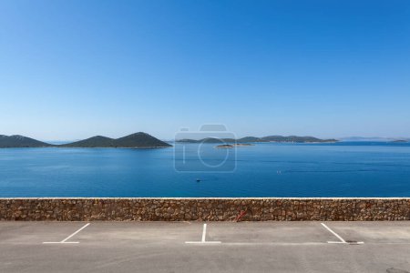 Téléchargez les photos : Parking au bord de la mer et belles îles Adriatiques - en image libre de droit