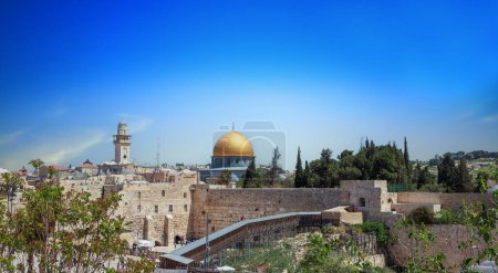 Téléchargez les photos : Mur occidental et dôme doré du rocher dans la vieille ville de Jérusalem - en image libre de droit