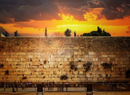 Téléchargez les photos : Mur occidental dans la vieille ville de Jérusalem au coucher du soleil - en image libre de droit