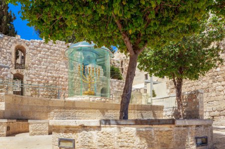 Téléchargez les photos : Menorah dorée dans la vieille ville de Jérusalem près du mur occidental - en image libre de droit
