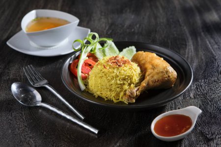 Téléchargez les photos : Vue rapprochée du poulet délicieux avec du riz sur fond gris - en image libre de droit
