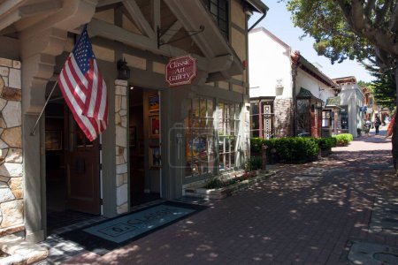 Téléchargez les photos : Carmel, Californie, États-Unis- 11mai 2014. Vue sur les rues du Carmel. Carmel est l'un des endroits touristiques les plus populaires à visiter en Californie. - en image libre de droit