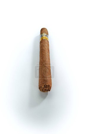 Téléchargez les photos : Bangkok, Thaïlande Août 2020 : Photo de cigare Cohiba, Habana Cuba Robusto. Cohiba est une marque de cigare premium, produite à Cuba pour Habanos S.A.. - en image libre de droit