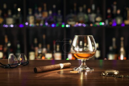 Téléchargez les photos : Vue rapprochée du cigare et du verre de whisky sur le dos de couleur. - en image libre de droit