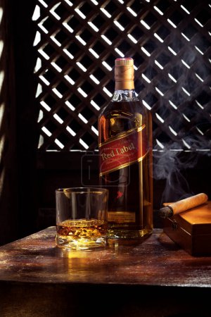 Téléchargez les photos : Phuket, Thaïlande - mars 2020. Jack Daniel a mélangé le whisky sur fond gris. Jack Daniel's est une marque de whisky aigre du Tennessee, le whisky américain le plus vendu au monde. - en image libre de droit