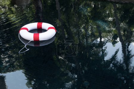 Téléchargez les photos : Vue de la bouée flottant à la surface de l'eau - en image libre de droit