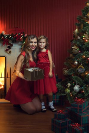 Foto de Retrato de hermosa niña con su mamá en el ambiente de Navidad - Imagen libre de derechos