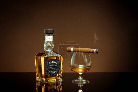 Foto de Phuket, Tailandia- Feb 2021. Jack Daniels mezcló whisky sobre fondo gris. Jack Daniel 's es una marca de whisky agrio de Tennessee que es el whisky americano más vendido del mundo. - Imagen libre de derechos
