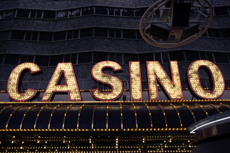 Téléchargez les photos : Vue de nuit du casino néon signe à las vegas - en image libre de droit
