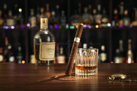 KEINE LOGOS ODER TRADEMARKS! SELBSTHILFE LABELS! Nahaufnahme von Zigarre, Flasche Whiskey und einem Glas beiseite auf Farbrückseite. 
