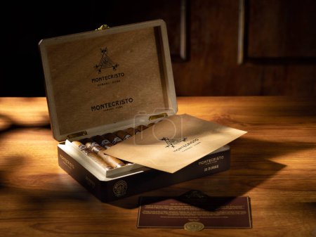 Foto de Bangkok, Thailand April 2022: Photo of a box of cigars Montecristo, Habana Cuba . Montecristo is a brand of premium cigar, produced in Cuba for Habanos S.A. - Imagen libre de derechos
