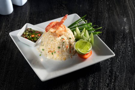 Téléchargez les photos : Vue rapprochée des crevettes avec riz sur fond gris - en image libre de droit