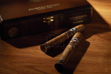 Téléchargez les photos : Bangkok, Thailand April 2022: Photo of a box of cigars Montecristo, Habana Cuba . Montecristo is a brand of premium cigar, produced in Cuba for Habanos S.A. - en image libre de droit