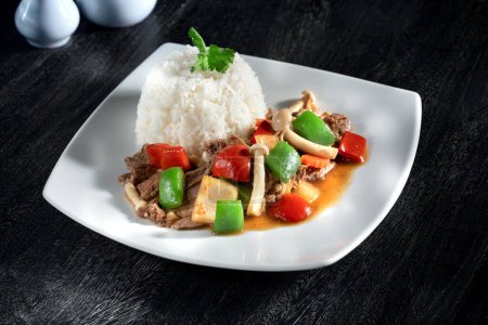 Téléchargez les photos : Vue rapprochée du riz thaï blanc au bœuf et légumes cuits - en image libre de droit