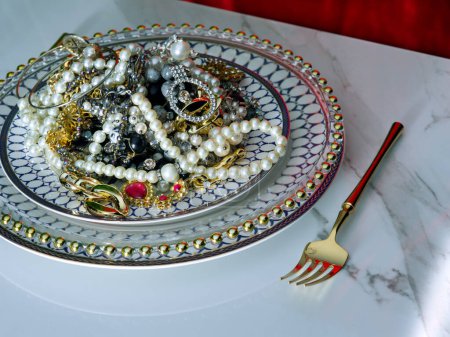 Téléchargez les photos : Vue rapprochée de différents types de bijoux est sur l'assiette prêt à être mangé - en image libre de droit