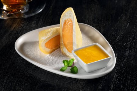 Foto de Vista de cerca de crepes deliciosos agradables con mermelada en la mesa gris - Imagen libre de derechos