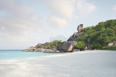 Téléchargez les photos : View of nice tropical beach with some boulders - en image libre de droit