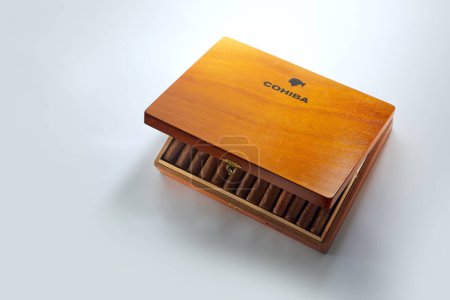 Téléchargez les photos : Bangkok, Thaïlande Août 2020 : Photo d'une boîte de cigares Cohiba, Habana Cuba Esplendidos. Cohiba est une marque de cigare haut de gamme, produite à Cuba pour Habanos S.A.. - en image libre de droit
