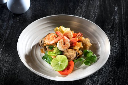 Téléchargez les photos : Vue rapprochée de belles crevettes tempura délicieuses sur le dos gris foncé - en image libre de droit
