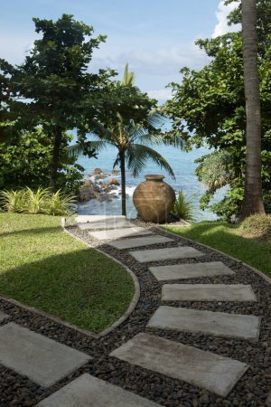 Téléchargez les photos : Fragment du chemin du beau jardin tropical de style bali - en image libre de droit